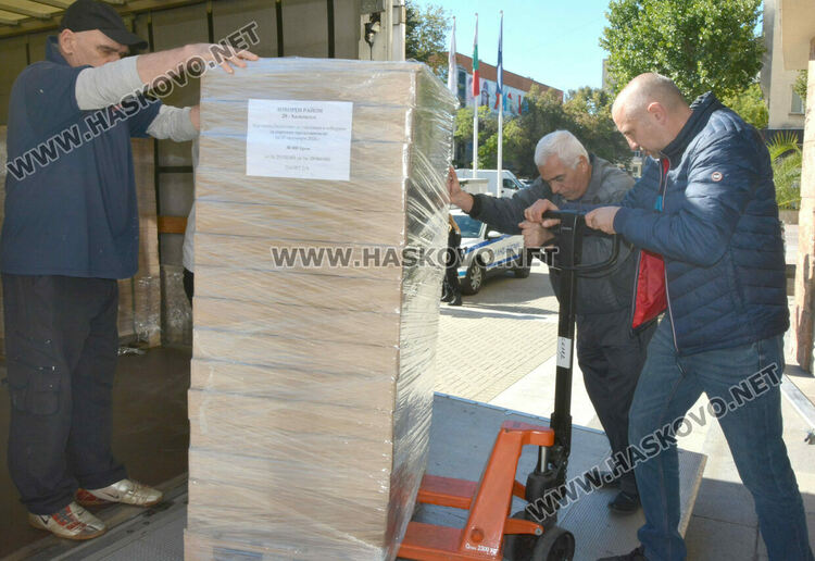 Пристигнаха 220 000 бюлетини за парламентарните избори на 27 октомври