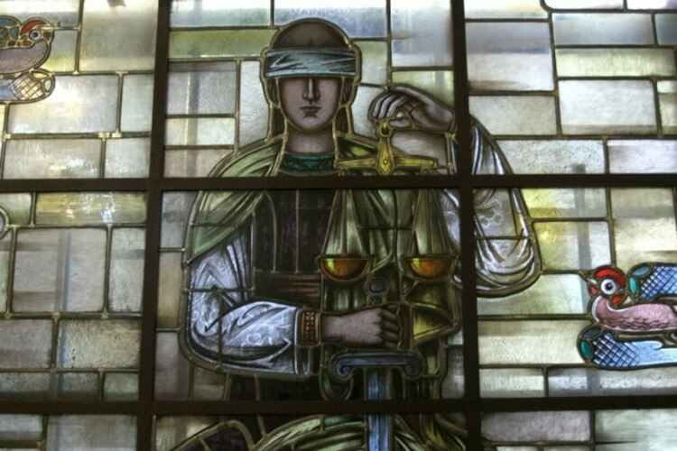 Тийнейджър от Перник е обвинен в убийство след брутален побой над жена