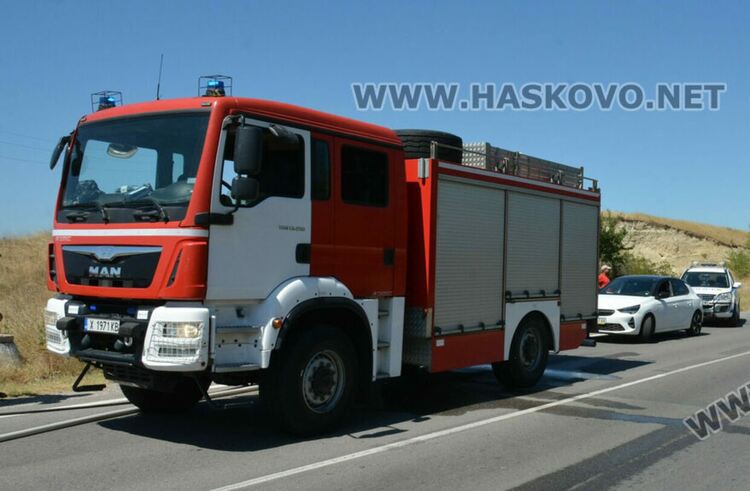 Товарен автомобил изгоря при среднощен пожар