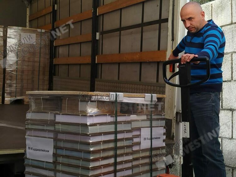 Доставиха  260 000 бюлетини в Кърджали за вота на 27-ми октомври