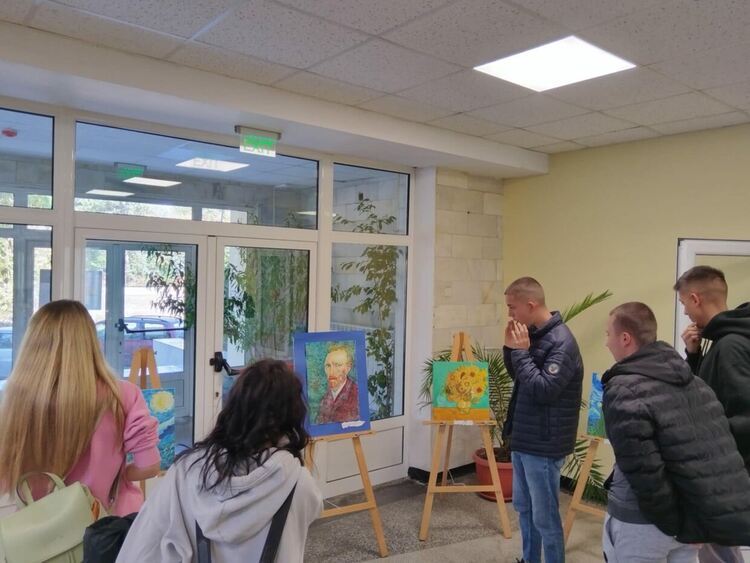 Ученици от „Рекламна графика“ в ПГТ отбелязват Международния ден на художника