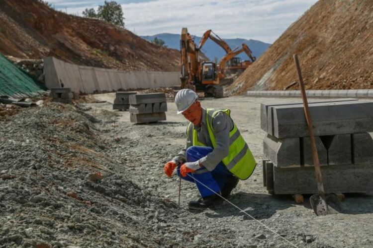 Работата по транспортния коридор се движи с все по-бавни темпове