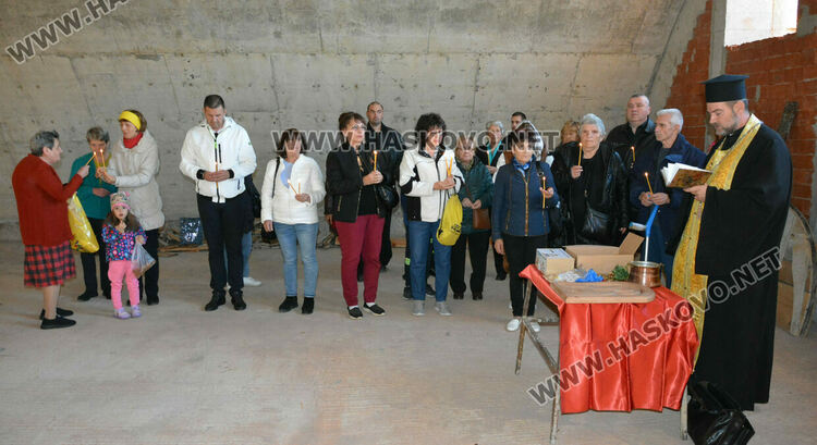 Отец Никола от строящата се църква в Хасково : Който дарява за църква, той дарява за живот