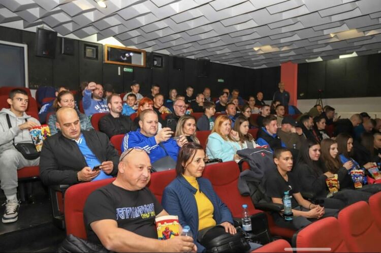 „Сини“ фенове препълниха хасковското кино за прожекцията на филма за Гунди