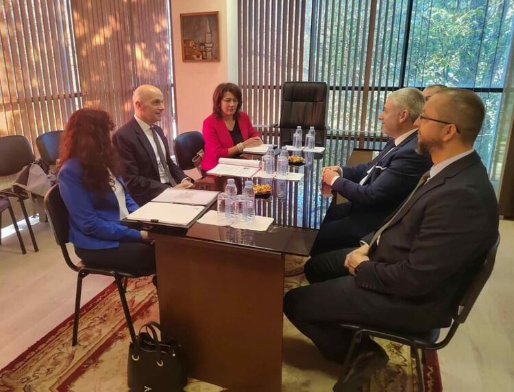 Районният мюфтия подари превод на Свещения Коран на британския посланик при посещението му в Смолян.