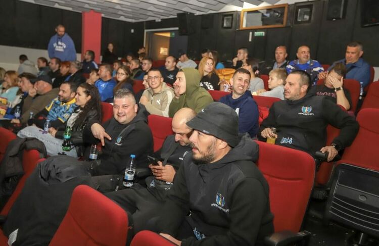 „Сини“ фенове препълниха хасковското кино за прожекцията на филма за Гунди