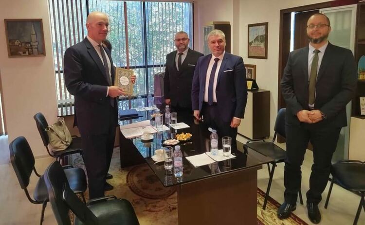 Районният мюфтия подари превод на Свещения Коран на британския посланик при посещението му в Смолян.