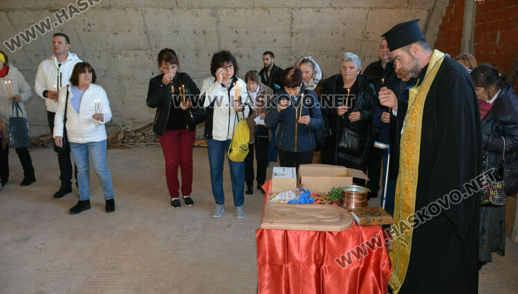 Отец Никола от строящата се църква в Хасково : Който дарява за църква, той дарява за живот