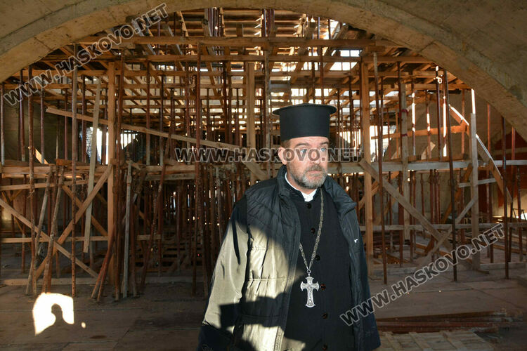 Отец Никола от строящата се църква в Хасково : Който дарява за църква, той дарява за живот