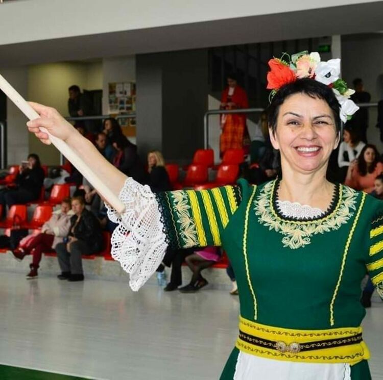 114 танцьори откриват с родопска китка концерта за 20-годишнината на клуб "Хоро" в центъра на Смолян