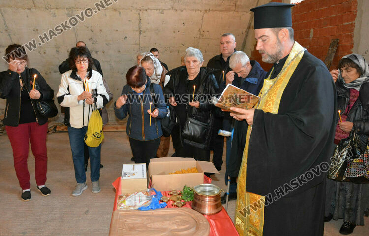 Отец Никола от строящата се църква в Хасково : Който дарява за църква, той дарява за живот
