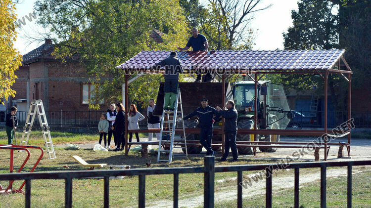 Доброволци направиха кът за отдих в село Узунджово