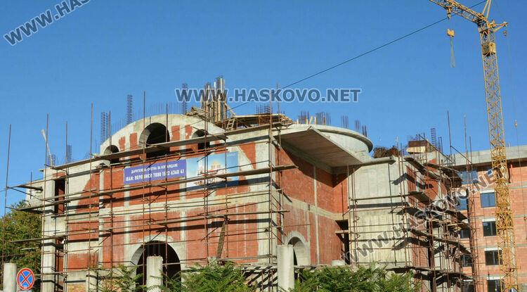 Отец Никола от строящата се църква в Хасково : Който дарява за църква, той дарява за живот