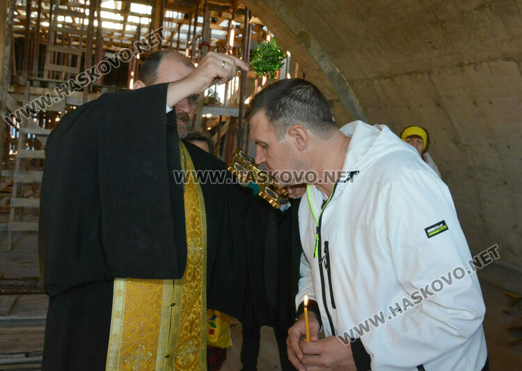 Отец Никола от строящата се църква в Хасково : Който дарява за църква, той дарява за живот