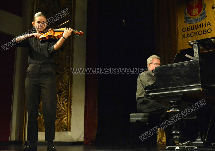 Наградиха участниците в международния конкурс за млади цигулари в Хасково