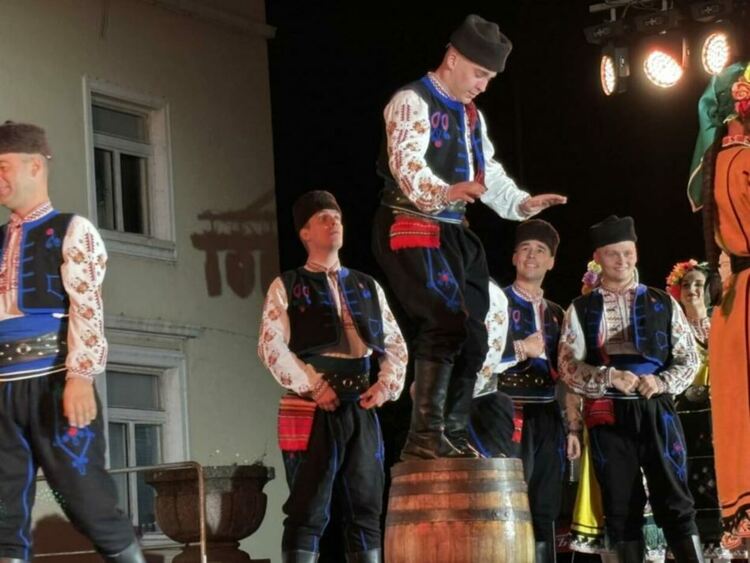 Ансамбъл „Българе“ покори умовете и сърцата на кърджалийци в концерт-спектакъл за празника на града