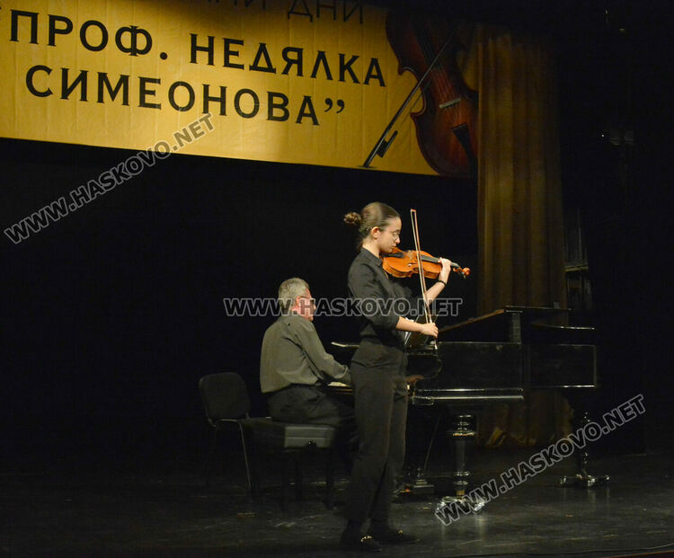 Наградиха участниците в международния конкурс за млади цигулари в Хасково