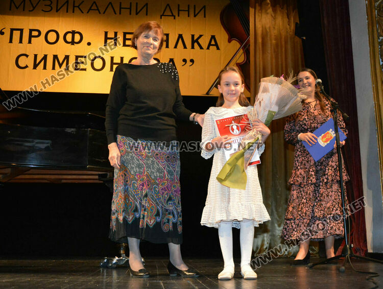 Наградиха участниците в международния конкурс за млади цигулари в Хасково