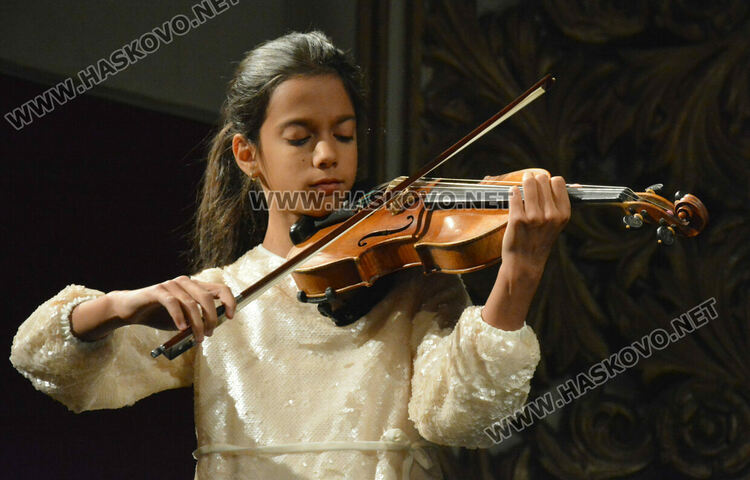 Наградиха участниците в международния конкурс за млади цигулари в Хасково