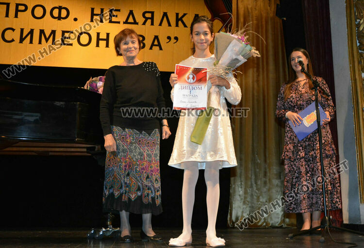 Наградиха участниците в международния конкурс за млади цигулари в Хасково