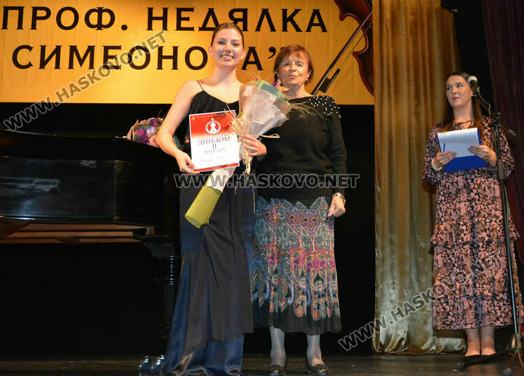 Наградиха участниците в международния конкурс за млади цигулари в Хасково