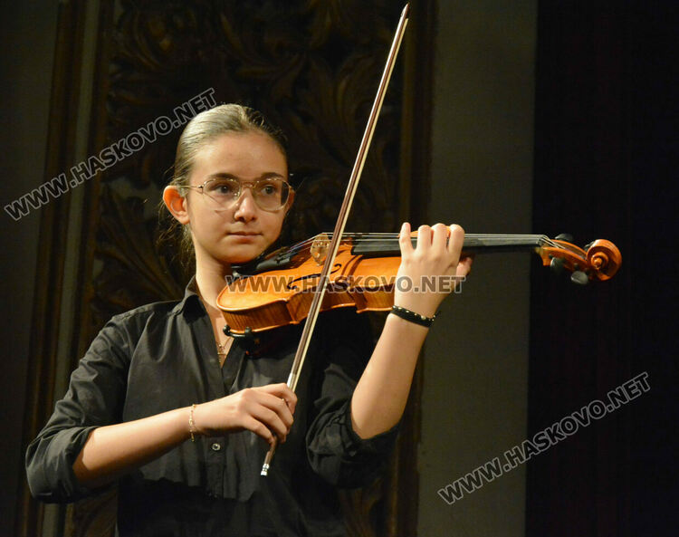 Наградиха участниците в международния конкурс за млади цигулари в Хасково