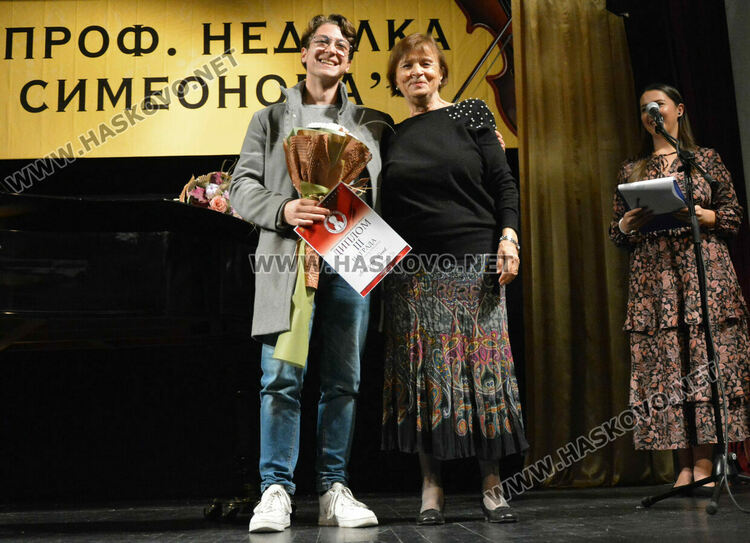 Наградиха участниците в международния конкурс за млади цигулари в Хасково