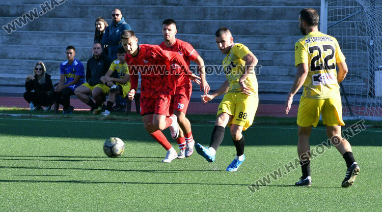 ФК “Хасково” остава лидер след седма победа, “Старско” също с успех