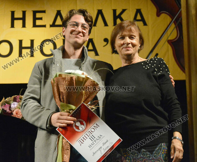 Наградиха участниците в международния конкурс за млади цигулари в Хасково