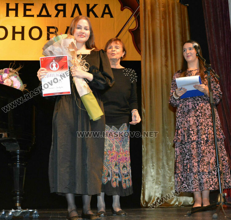 Наградиха участниците в международния конкурс за млади цигулари в Хасково