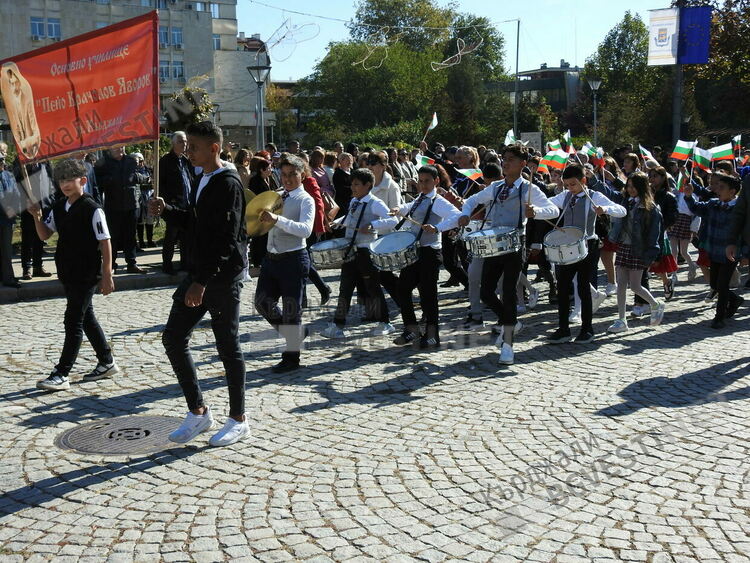 Почетохме на колене Героите-освободители на Кърджали,десетки венци отрупаха Паметника им/снимки/
