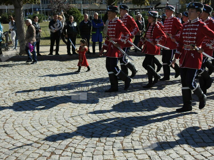 Почетохме на колене Героите-освободители на Кърджали,десетки венци отрупаха Паметника им/снимки/