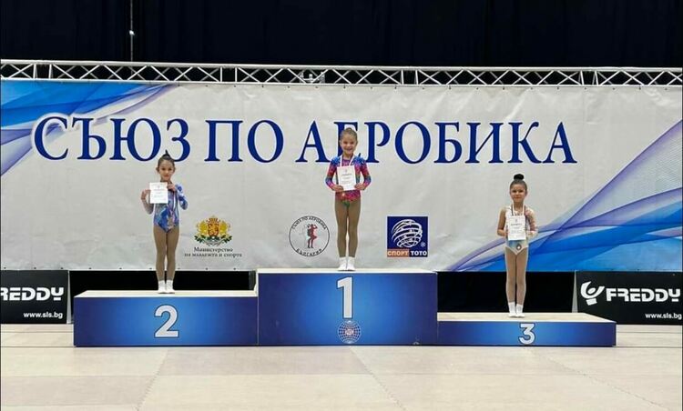 10 медала и две отборни купи за „Мега спорт“ от държавно първенство и турнир