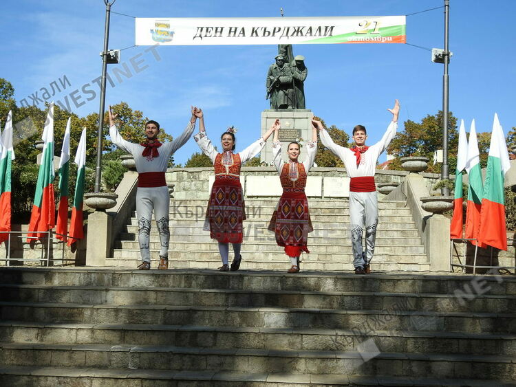 Почетохме на колене Героите-освободители на Кърджали,десетки венци отрупаха Паметника им/снимки/