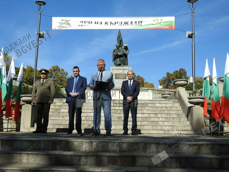 Почетохме на колене Героите-освободители на Кърджали,десетки венци отрупаха Паметника им/снимки/