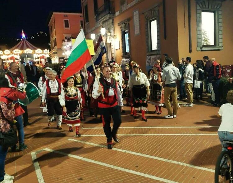 Хасковският танцов клуб 7/8б с награди от международен фестивал в Италия