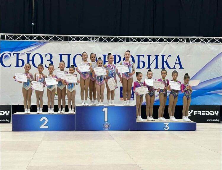 10 медала и две отборни купи за „Мега спорт“ от държавно първенство и турнир