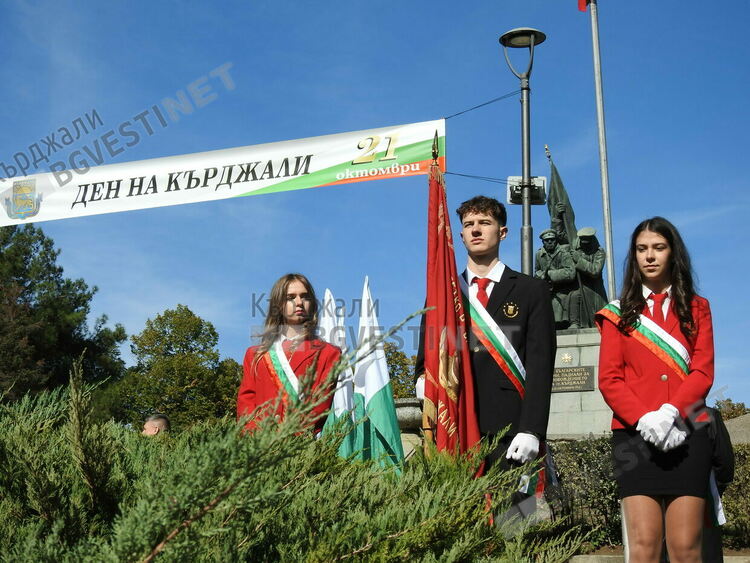 Почетохме на колене Героите-освободители на Кърджали,десетки венци отрупаха Паметника им/снимки/