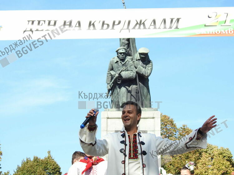 Почетохме на колене Героите-освободители на Кърджали,десетки венци отрупаха Паметника им/снимки/