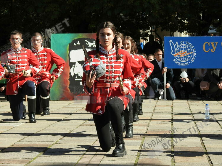 Почетохме на колене Героите-освободители на Кърджали,десетки венци отрупаха Паметника им/снимки/