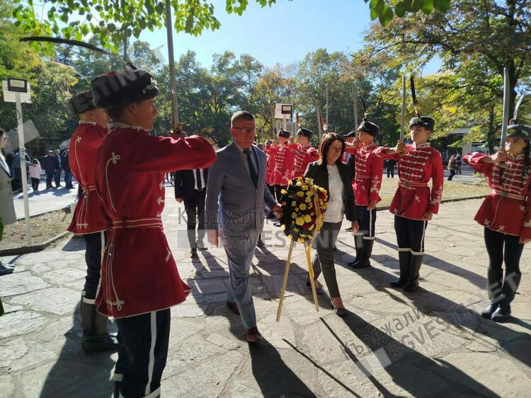 Почетохме на колене Героите-освободители на Кърджали,десетки венци отрупаха Паметника им/снимки/