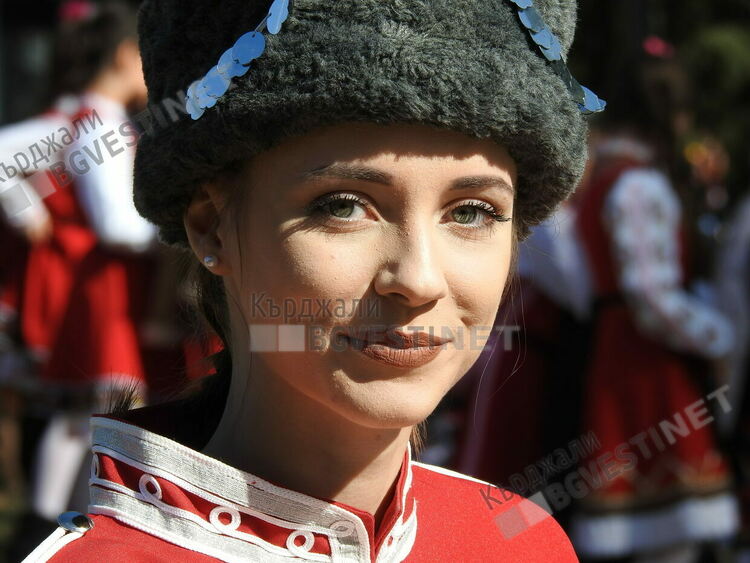 Почетохме на колене Героите-освободители на Кърджали,десетки венци отрупаха Паметника им/снимки/