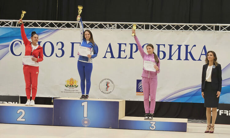 12 медала и 3 отборни купи за „Виолена“ от държавно първенство и турнир 