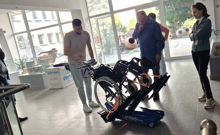 Два стълбищни робота ще помагат на посетители с увреждания в РИМ Хасково