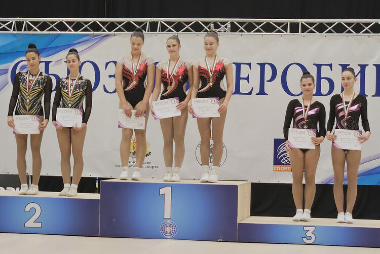 12 медала и 3 отборни купи за „Виолена“ от държавно първенство и турнир 