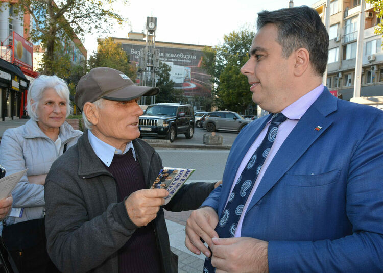 Асен Василев в Хасково: Ако не гласуваме, няма да има легитимен парламент
