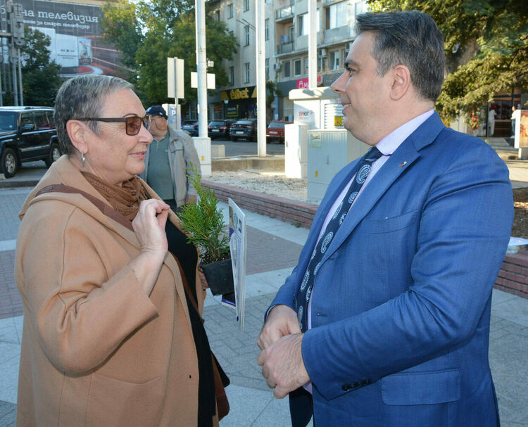 Асен Василев в Хасково: Ако не гласуваме, няма да има легитимен парламент