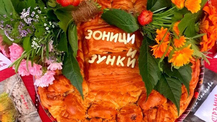 „Зоници и зунки“ е лирично огърлие, наниз от думи, дар, завет,  спомени и вяра, врата и път към света