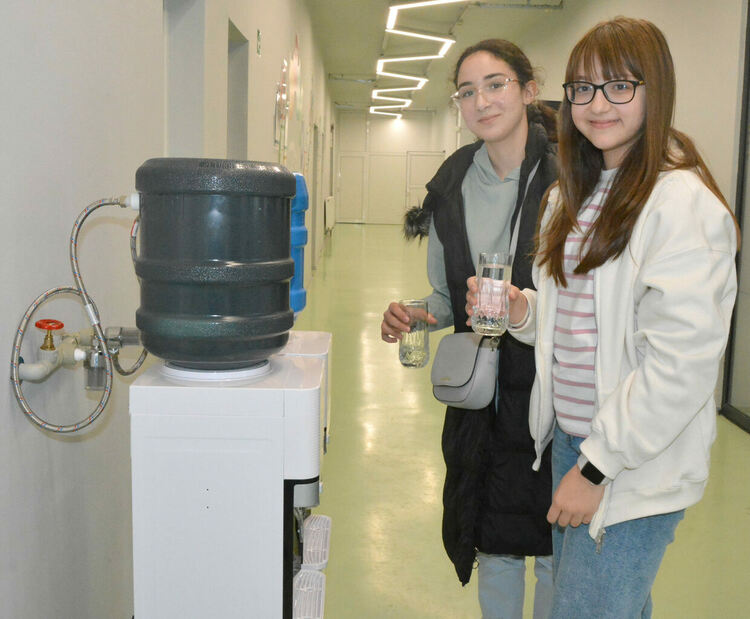 Ученици създадоха система за пречистване на водата от чешмите в езиковата гимназия в Хасково