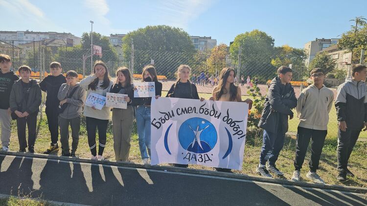 Малчугани от училища и детски градини в Димитровград засадиха дръвчета в кампания срещу насилието над деца